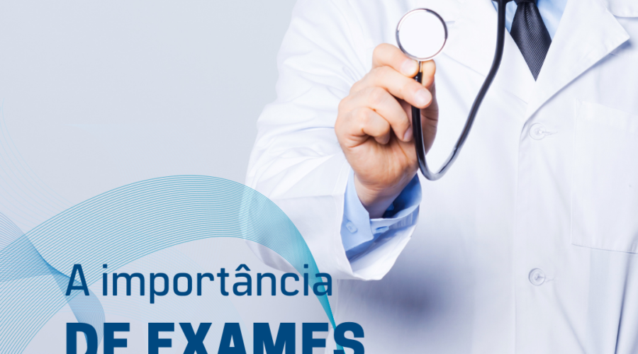Médico examinando